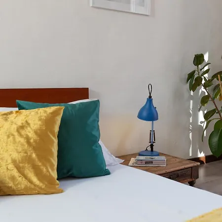 Апартаменты Free Parking - The Storyteller's Sanctuary - 5th Floor - No Elevator *